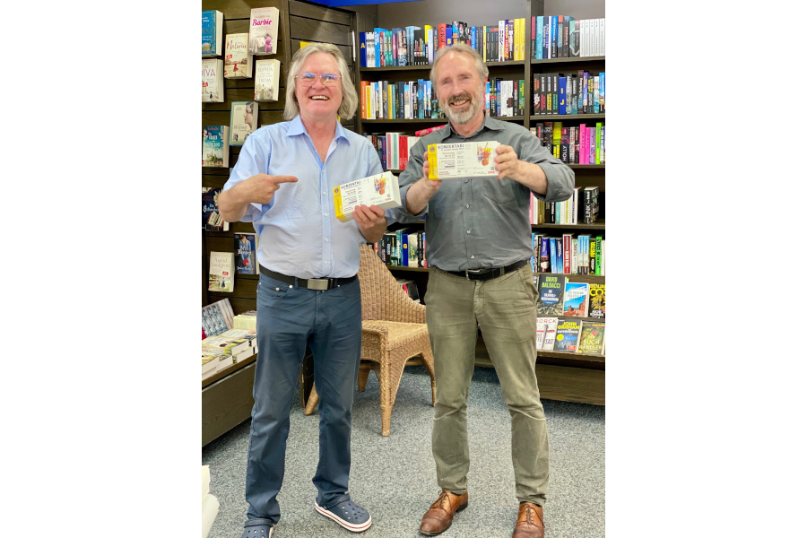 Peter Peters und Martin Geißler präsentieren die Tickets für das Benefizkonzert zu Gunsten des Hospiz Wolfenbüttel
