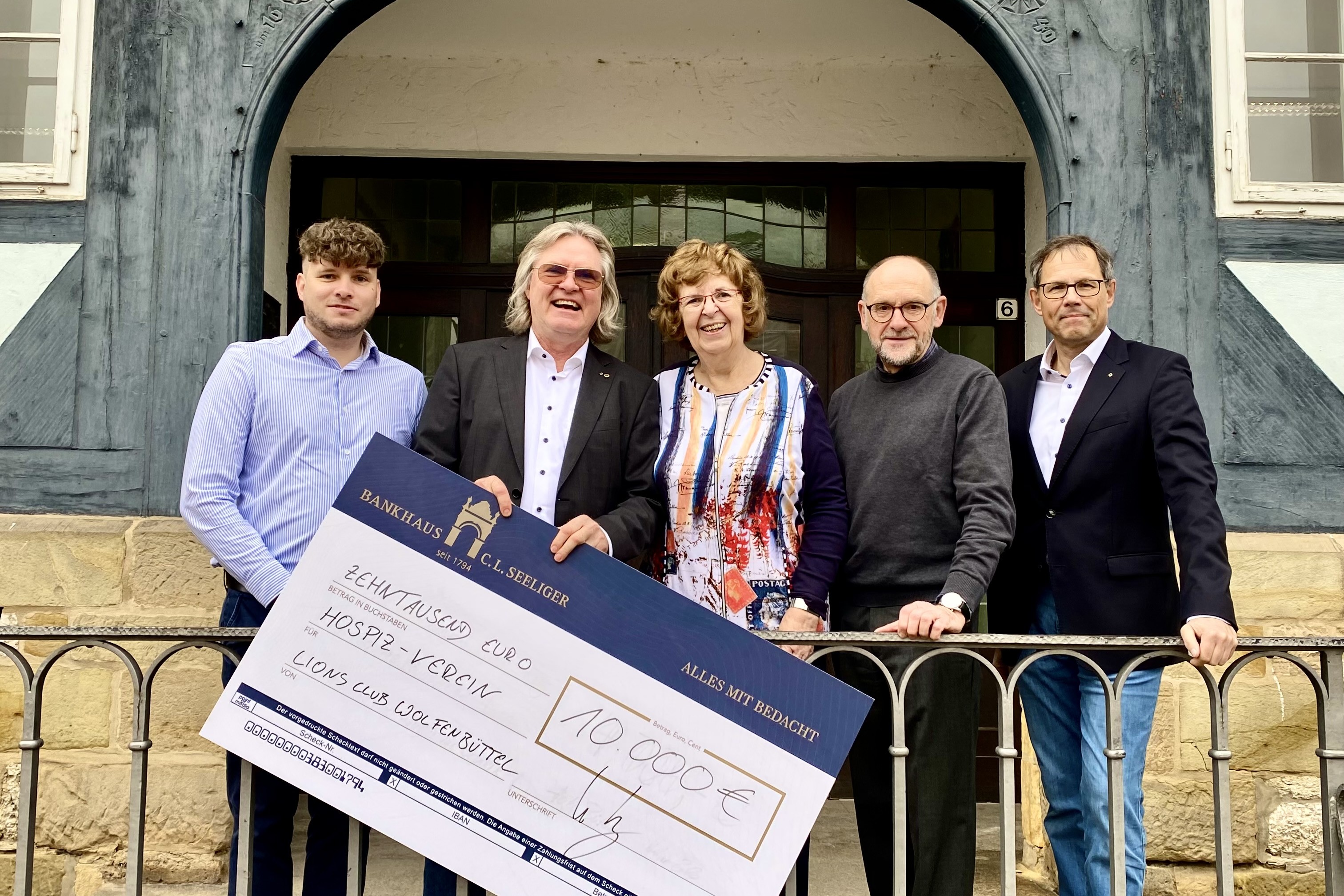 Im Bild von links nach rechts: Florian Cakalowski, Geschäftsführer des Hospizvereins, Peter Peters, Präsident des Lions Club Wolfenbüttel, Ulrike Jürgens, Vorstandsmitglied des Hospizvereins, Dirk Janßen, Präsident des Hilfswerkes des Lions Club Wolfenbüttel, und Knut Foraita, kommender Präsident des Clubs.